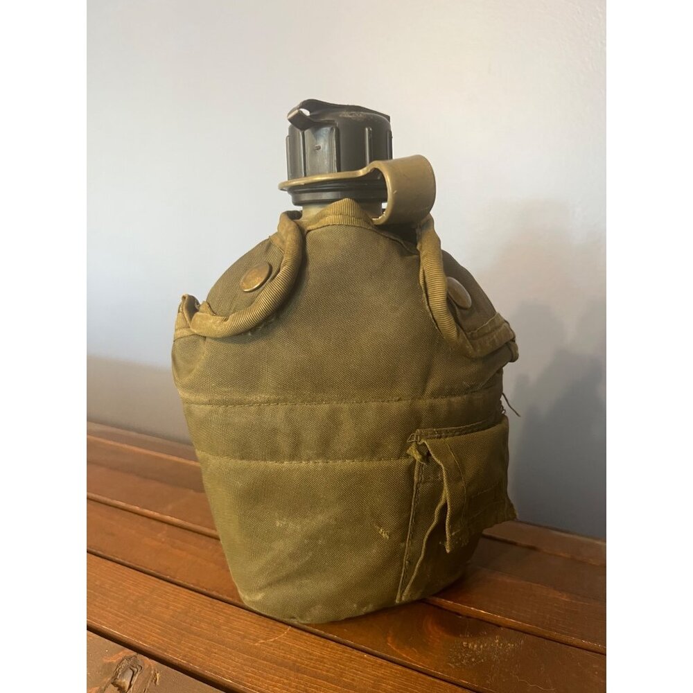 Vintage 1984 U.S Military Issued Plastic Olive‎ Canteen With Holding Belt Pouch
